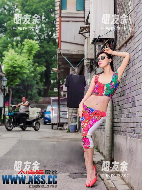 AISS爱丝(钻石版) - 萱萱的这组健身作品，叫人一边喝奶茶一边捂心口及时止损