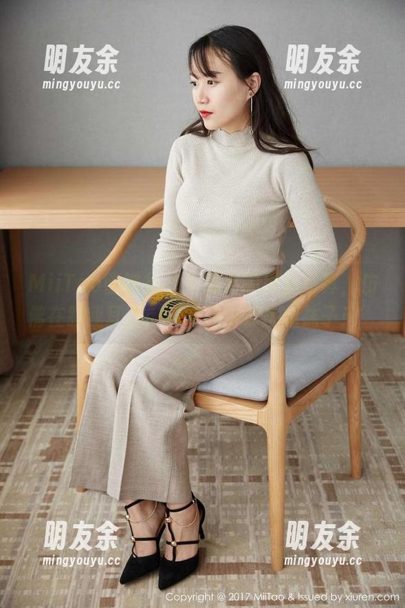 MiiTao蜜桃社 - 许思铭的黑丝写真，仿佛在跟我耳语：‘好想陪你挑新袜子！’