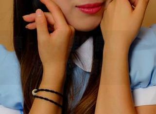 PANS写真 – 图片里的微妮，不小心把海浪当成了模特！