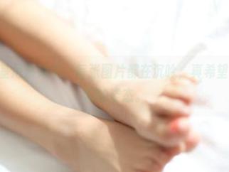 ROSI的比基尼系列中，每张图片都在沉吟，真希望我能学学她们的姿态。