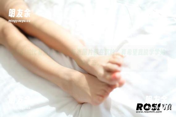 ROSI的比基尼系列中，每张图片都在沉吟，真希望我能学学她们的姿态。
