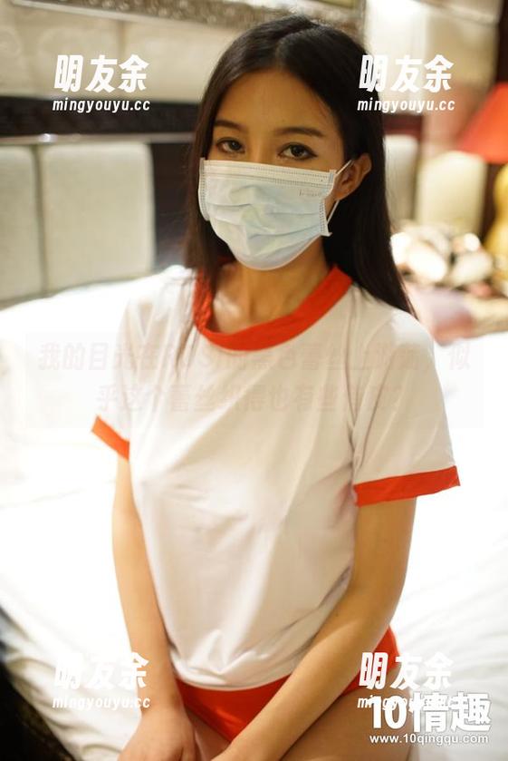 我的目光在ROSI的黑色蕾丝上游荡，似乎这个蕾丝织得也有些俏皮？