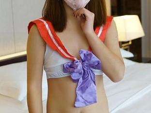 ROSI的空姐制服套，似乎在趁着机舱的灯光，悄悄诉说着什么