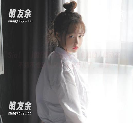Sia(시아)的日常原图集，合集里的人物动态…不知不觉目光又停留在那儿了，真是…