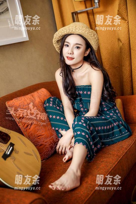 TouTiao头条女神 - 下载小热巴的嘤嘤小秘书套图，你也许会后悔选择了快乐。