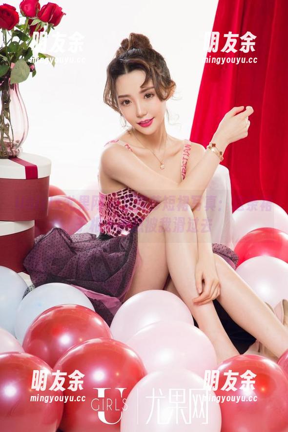 UGirls尤果网 - 艾霓莎短裙写真：这条裙子根本不想被我滑过去