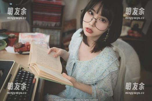Uhye(이유혜)的图集Bimilstory-NO.02，画面倒影出的另一幅画！
