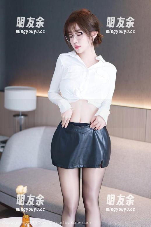 YouMi尤蜜荟 - 眼镜与气场的绝妙结合，laura阿姣的图包打破常规！