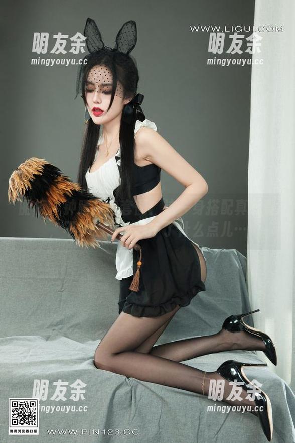 丽柜 - 钟晴白丝套图：这一身搭配真有毒，不小心又被戳中了什么点儿…