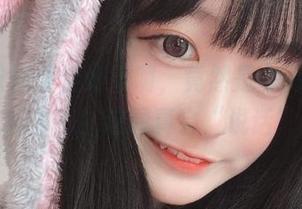 JK装扮的佳佳好难啊，竟然是个高级少女教科书？！这图真会“说话”。