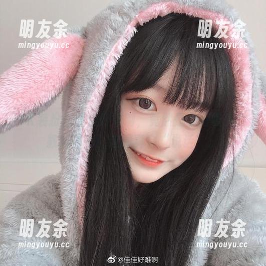 JK装扮的佳佳好难啊，竟然是个高级少女教科书？！这图真会“说话”。
