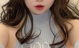 依依超级懒的JK私拍：一颗糖，一张图片，嘴角藏不住的甜
