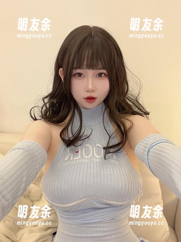 依依超级懒的JK私拍：一颗糖，一张图片，嘴角藏不住的甜