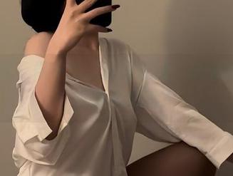 微密圈 – 保守的二舅妈在线：对镜的时候，究竟在想啥？