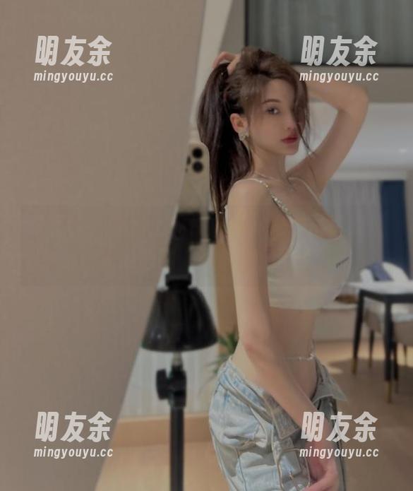 微密圈 - 天台上的周妍希，她的写真点燃了我内心的“网盘搬运工”！