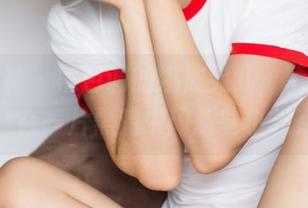 头条女神 – 黑色调的娜依灵儿，精选写真集：在一片黑暗中闪耀些小光点。