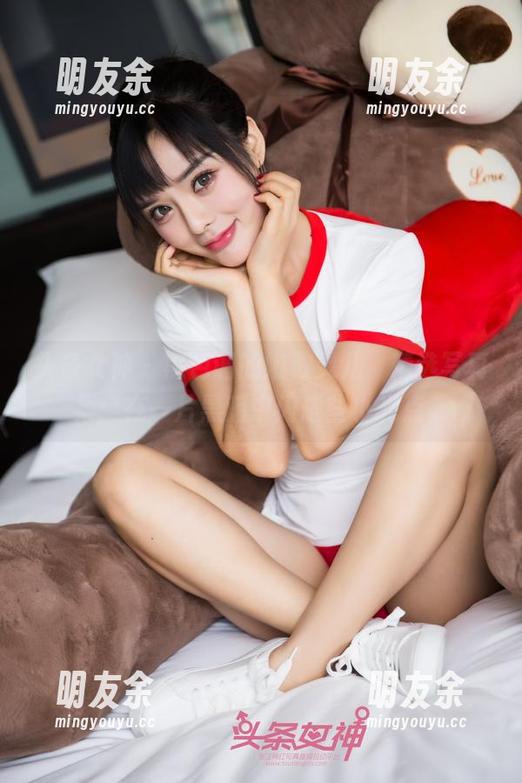 头条女神 - 黑色调的娜依灵儿，精选写真集：在一片黑暗中闪耀些小光点。