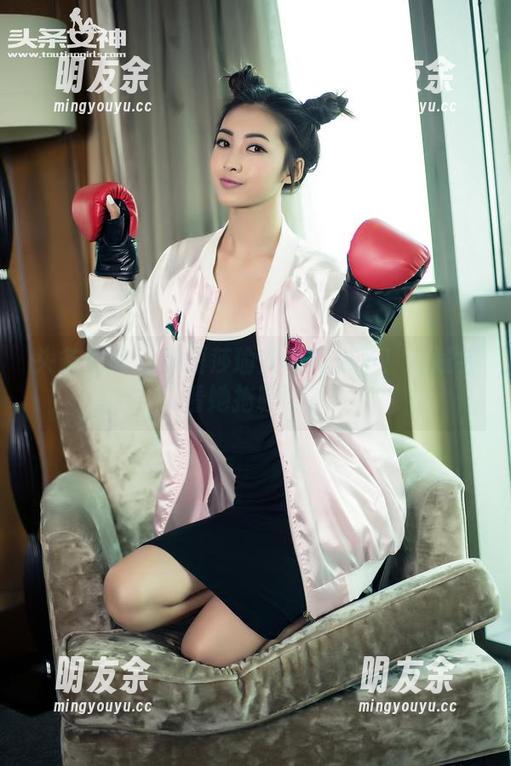 头条女神 - 李丽莎瑜伽写真火了！在线会看她拖鞋吗？