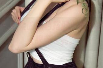 尤果网 – 安柔的黑色搭配，定制的细节让人眼前一亮。