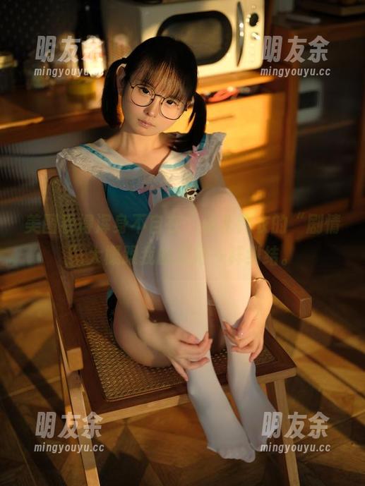 美图看得浑身不自在，幼水铃衣的“剧情”大概跟我的思绪一样纠结。