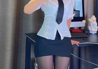微密圈 – 离不开的张思允nice，定制的黑丝礼服写真，有些小心机，我明白…