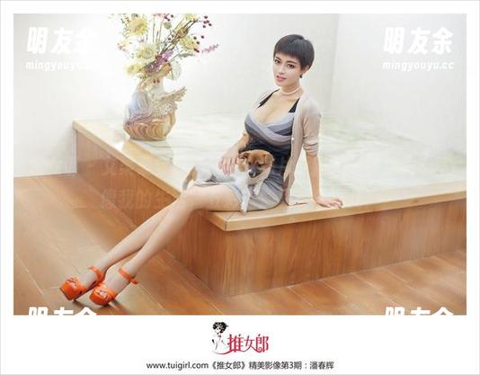推女郎 - 艾栗栗穿着连衣裙，照片更新了——这裙子就像我的生活，五彩斑斓又没个准儿！