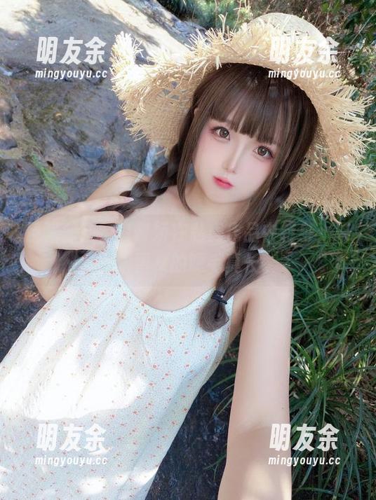 目光移动，日奈娇在私房作品中转身，未亡人雪女的睫毛真长。