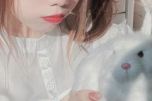 果咩酱w带来的黑丝写真分享，让人一边欣赏一边想问‘这袜子在哪买的？’