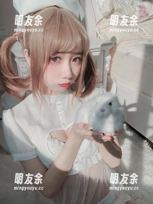 果咩酱w带来的黑丝写真分享，让人一边欣赏一边想问‘这袜子在哪买的？’