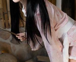 樱井宁宁的白猫作品更新，这种宁静的气氛让我有点想去喂小奶猫。
