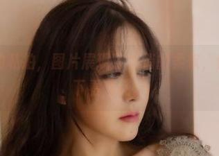 樱晚gigi的私拍，图片展现了悄悄的柔软，像是蹲在树下看落花。