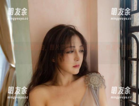 樱晚gigi的私拍，图片展现了悄悄的柔软，像是蹲在树下看落花。