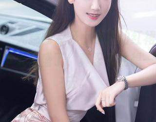 秀人网 – 无意间点开小逗逗的红裙，原图里的细节太丰盛了，真忍不住想一直看下去。