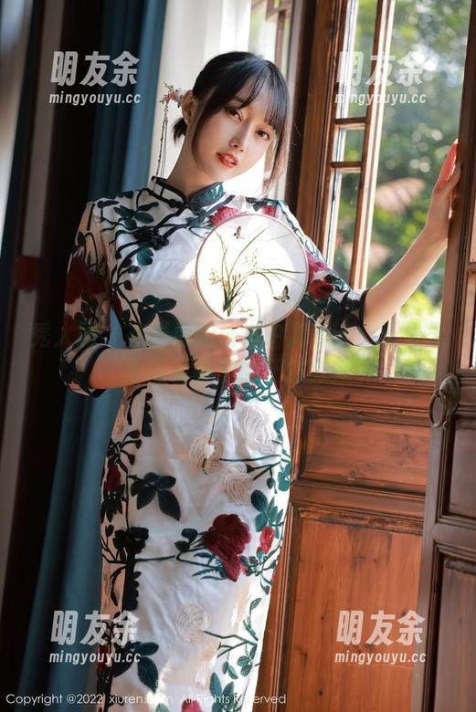 秀人网 - 在白色的海洋中游泳——王曼柔原图写真里的任性时刻
