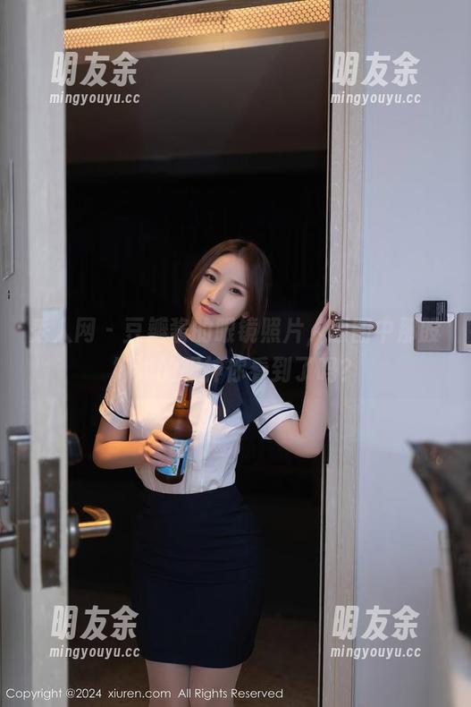 秀人网 - 豆瓣酱的眼镜照片，原图中那股奸诈的眼神你看到了吗？