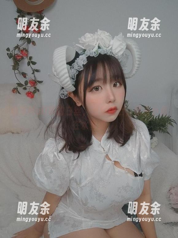 穆零Mu0拿的白丝，免费送上，像条小鱼在水里游