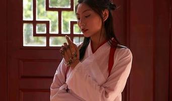蜜桃社 – 一边刷雪飞的白衬衫图集，一边默默感慨她的私拍风格！