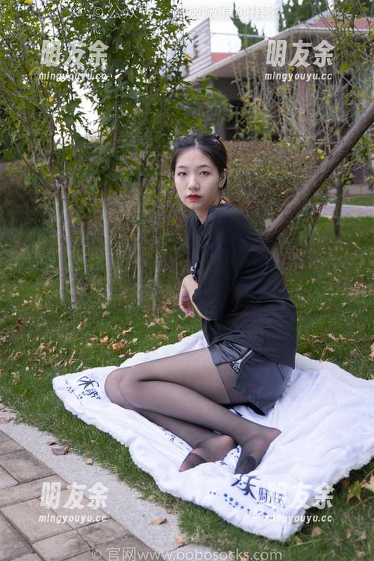 袜啵啵 - 看瑶瑶的自拍原图，突然想到该给谁备个相框