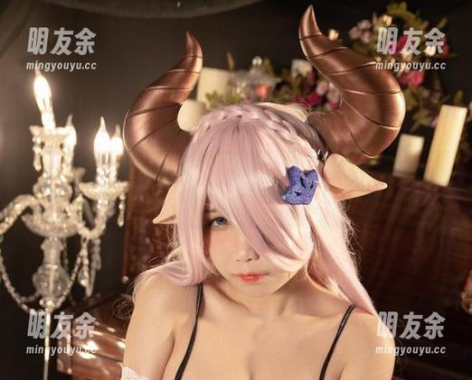 碧蓝航线环绕下，贞子蜜桃的作品在图库中像是波光粼粼的海面。