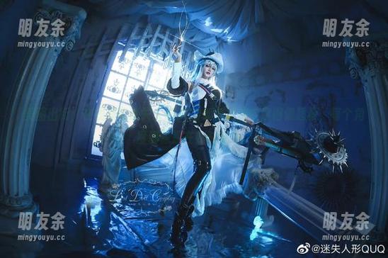 美图出街，在线探究迷失人形QUQ如何把皮衣穿得像超模，每个角度都像是在办时装秀。