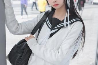 雪琪SAMA车内套图：在车上也能变身“移动模特”，快来“听车”的心声吧！