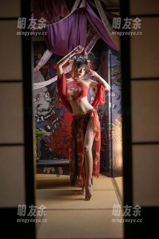 高清写真集：香草喵露露的露背裙裙，默默绽放的小性感，太会玩了。
