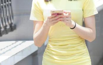 魔镜街拍 – 特别的原图，婷婷与白色吊带结缘，黑丝美腿如同夏日清晨的露水，清新而迷人