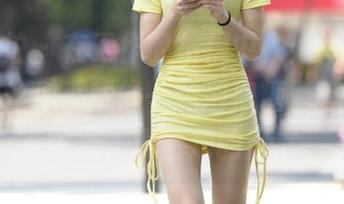 魔镜街拍 – 在工作的枯燥中，婷婷恰到好处的黑丝似乎就像一颗泡泡糖，等待着你去咀嚼，观看她的日常。