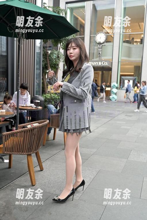 魔镜街拍 - 最新美图：萌宝儿的包臀裙在哈哈镜面前，被无限拉长了嘛？