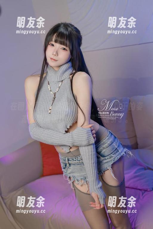 在图库里遇到黏黏团子兔，夹心饼干的姿态，瞬间被这份“甜蜜”吸引了。